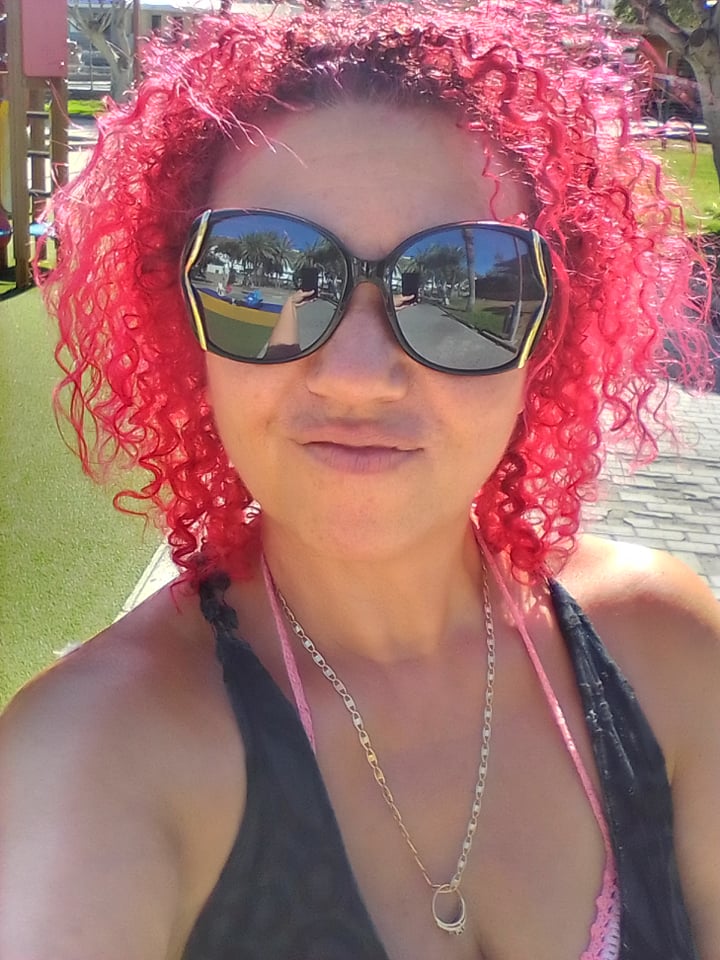 Mel with sunglasses and pink hair